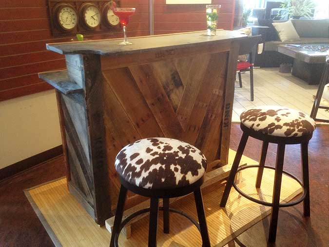 Industiral looking bar with rustic style