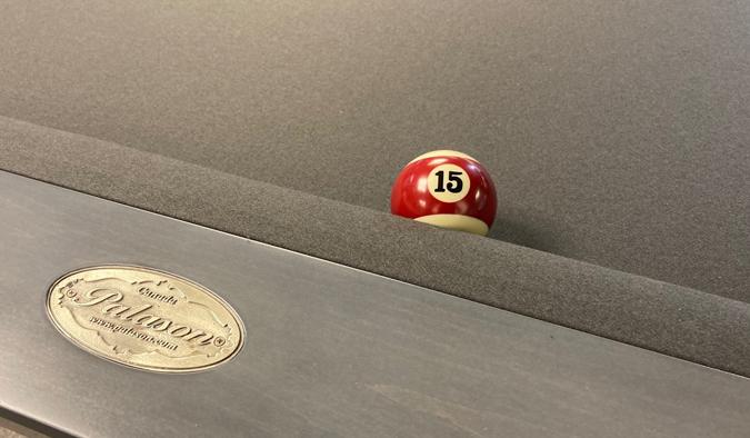 Table de billard moderne grise 8 pieds Palason avec pattes fuselées inverties